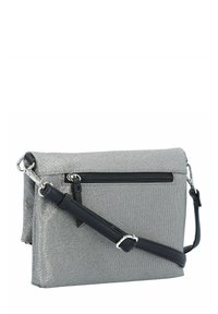 Bolso cruzado de tela gris con un bolsillo delantero con cremallera y correa de cuero negro. Presenta una forma rectangular y una textura sutil.