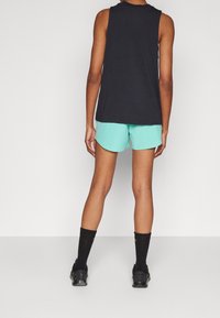 Under Armour Träningsshorts - green