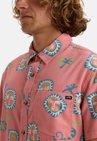 Roze corduroy shirt met kleurrijke gezichtenpatronen, een button-down kraag en een borstzak met een klein merkembleem.