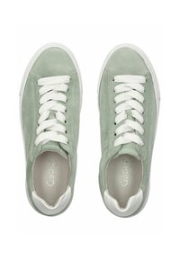 Sneakers in suede verde menta con lacci e suole bianchi. Texture liscia, punta arrotondata e con un marchio discreto all'interno. Design classico.