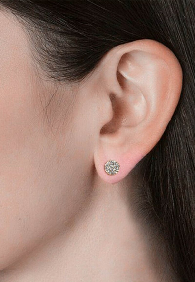 Orecchini a perno in tono argento con un design circolare, impreziositi da cristalli chiari e brillanti incastonati in una cornice testurizzata.