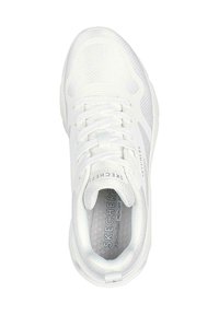 Zapatillas deportivas blancas con parte superior de malla y sintético, diseño con cordones, collar acolchado y suela texturizada. Logo "SKECHERS" en la lengua y el lateral.