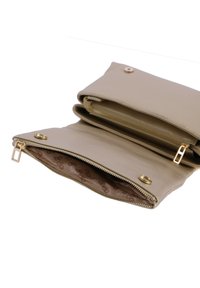 Clutch de cuero beige con una textura suave, con un compartimento con cremallera, cierre a presión y un patrón interior en relieve. Acentos de hardware en oro.