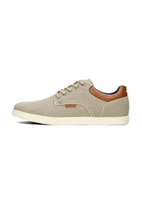 Beige Stoff-Sneaker mit einem glatten braunen Lederakzent, runder Spitze, weißer Gummisohle und sechs Ösen. Minimalistisches Design mit dezenten Nähten.