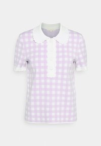 Krótki rękaw polo w fioletowo-białą kratkę z falbaniastym białym kołnierzykiem i listwą z czterema dużymi guzikami.