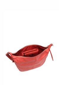 Borsa a tracolla in pelle di un vivace rosso corallo, con chiusura a zip. L'interno comprende una piccola tasca con zip e una tasca a scomparsa per l'organizzazione.