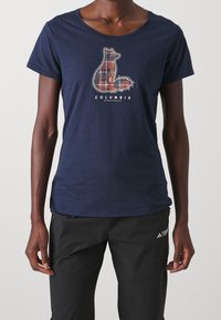 Camiseta de algodón azul marino con un gráfico de un zorro de cuadros y el texto "Columbia" debajo. Cuello redondo y mangas cortas. Textura suave.