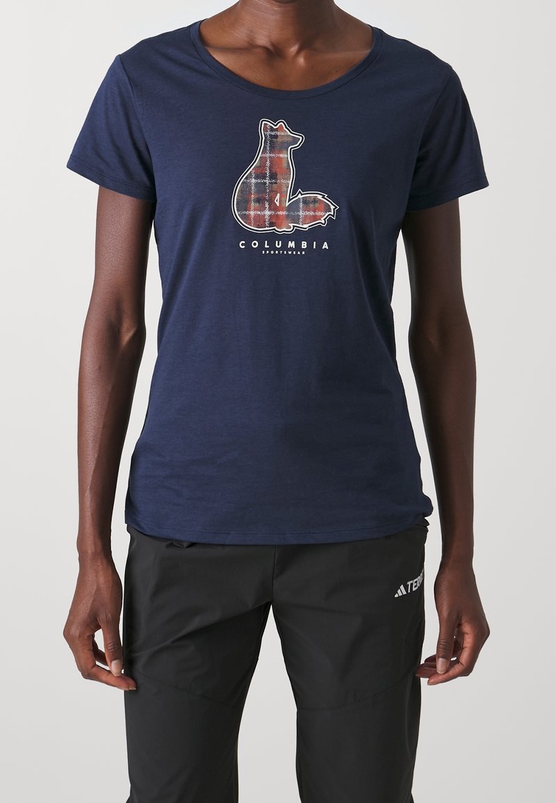Camiseta de algodón azul marino con un gráfico de un zorro de cuadros y el texto "Columbia" debajo. Cuello redondo y mangas cortas. Textura suave.