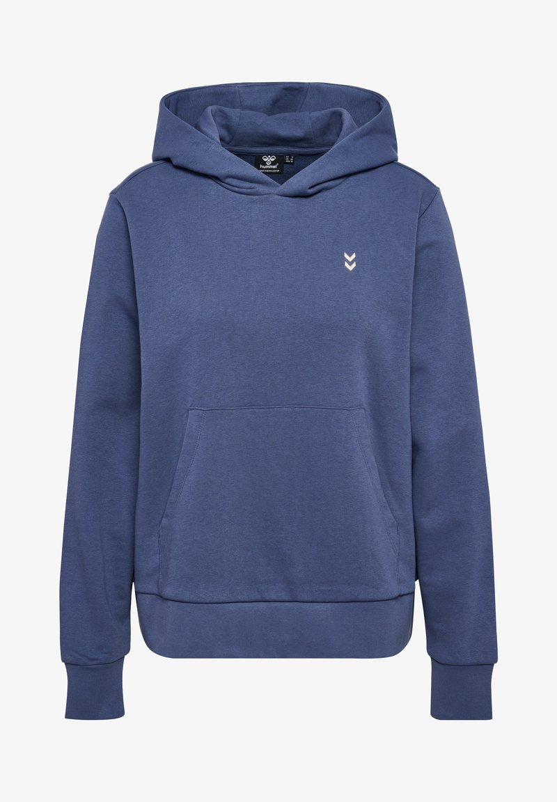 Blå hoodie i mjukt tyg, med kenguruficka, ribbad mudd och en liten logga på bröstet. Enkelt, avslappnat passform.