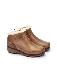 Botas de tobillo de cuero marrón con forro de piel sintética, textura sólida, suela de cuña baja y costuras decorativas a lo largo de la parte superior.
