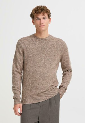 Brauner melierter Strickpullover mit rundem Ausschnitt und langen Ärmeln, der über gerippte Bündchen und einen Saum für einen strukturierten Abschluss verfügt.
