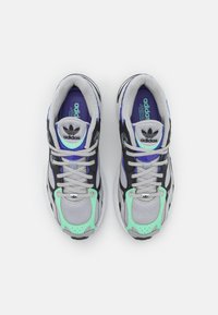 adidas Originals ASTIR - Sapatilhas - silver metallic/core black