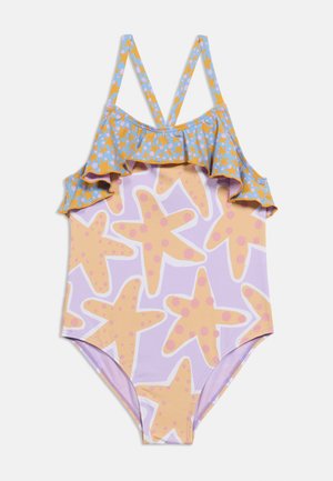 Maillot de bain une pièce avec motif d'étoiles de mer orange et pois violets, encolure bleue à volants avec imprimé étoile orange, et fines bretelles croisées.