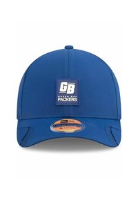 Blaues Cap mit einem quadratischen Patch mit "GB" und "Green Bay Packers." Strukturierte Gestaltung mit gebogenem Schirm und atmungsaktiven seitlichen Einsätzen.