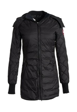 Chaqueta de invierno larga negra acolchada con cremallera frontal y puños de canalé, con un pequeño parche de logo en la parte superior de la manga izquierda.