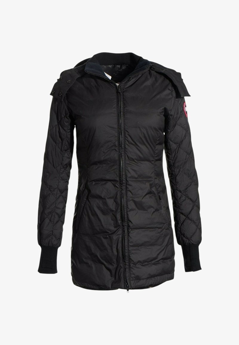 Veste d'hiver longue noire matelassée avec fermeture éclair sur le devant et poignets côtelés, avec un petit patch logo sur la partie supérieure de la manche gauche.
