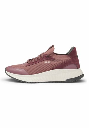 Zapatilla deportiva color burdeos con parte superior de malla texturizada, acentos de ante y una suela media blanca con relieves. Presenta un talón gris y una suela exterior negra resistente.