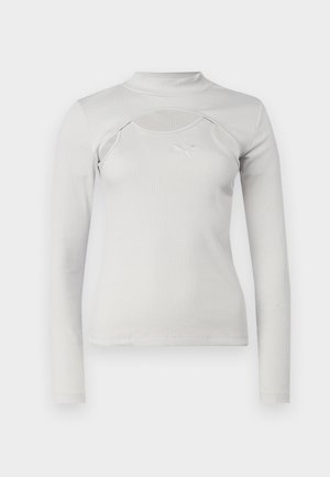 Camisola de manga longa cinza-claro com textura canelada, gola alta, detalhe recortado e pequeno logótipo bordado no peito.