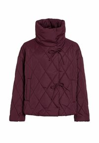 Bordo kviltani kaput s visokim ovratnikom, prednjim vezanjem i bočnim džepovima. Tekstura materijala ima dijamantni uzorak za izolaciju.