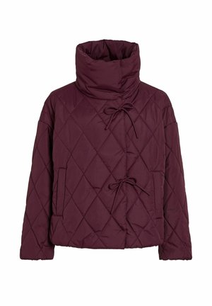 Bordowa pikowana kurtka z wysokim kołnierzem, z przodu sznurki i boczne kieszenie. Faktura materiału posiada diamentowy wzór dla lepszej izolacji.
