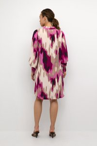 Ein knielanges, locker sitzendes Kleid mit einem abstrakten Muster in Pink, Beige und Schwarz, das über Puffärmel und einen runden Halsausschnitt verfügt.