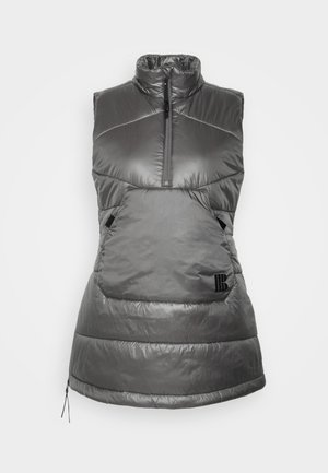 Hihaton harmaa toppaliivi, jossa korkea kaulus, puolivetoketju edessä, suuri kengurutasku ja sivuvetoketjuyksityiskohta helmassa.