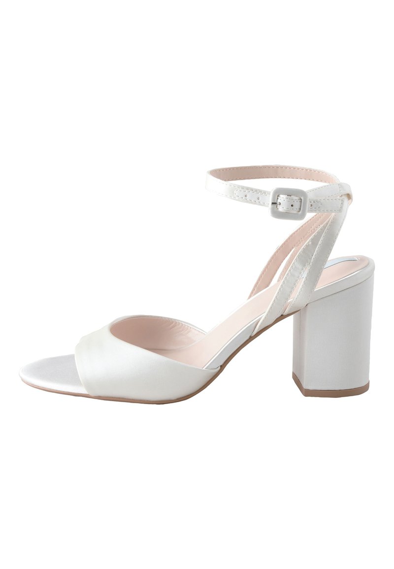 Hvid satin sandal med åben tå, bred blokhæl og justerbar ankelrem. Har en glat tekstur og minimalistisk design.