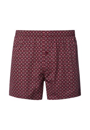 Rote bedruckte Boxershorts mit einem geometrischen Design aus rautenförmigen Mustern und einem Knopfverschluss, hergestellt aus weichem Stoff mit einem elastischen Bund.