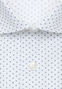 Biała koszula z drobnym niebieskim wzorem, z wyrafinowanym kołnierzykiem i przezroczystym guzikiem na środku, wykonana z gładkiej tkaniny.