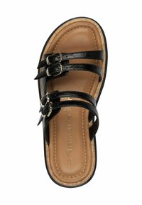 Černé sandály s třemi lesklými popruhy na přezky, polstrovanou béžovou stélkou a strukturovanou korkovou mezipodešví.