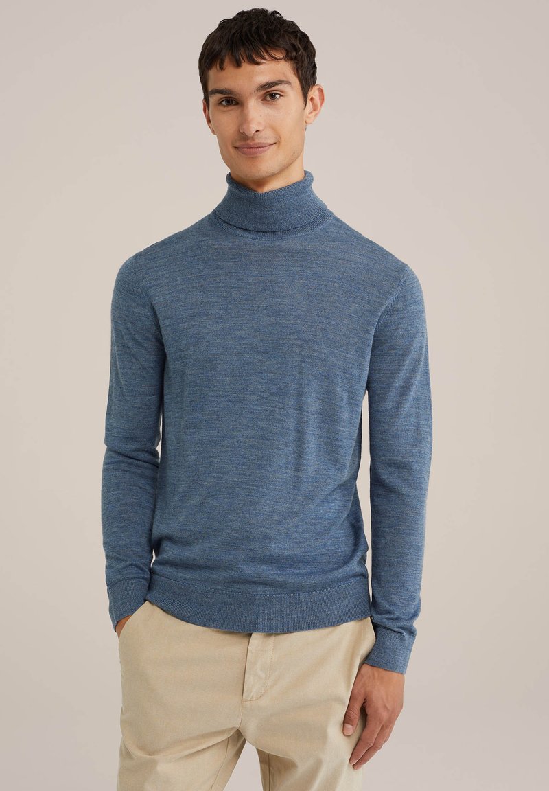 Blå polotröja tillverkad av ett mjukt, texturerat stickat tyg, med långa ärmar och en åtsittande design, särskilt kombinerad med beige byxor.