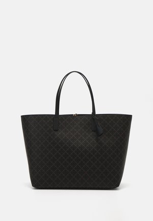 Rummelig sort tote bag i syntetisk materiale med diamantmønster, dobbelte håndtag og lynlåslukning i toppen.