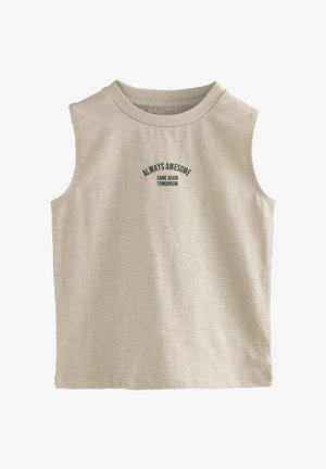 Top de bumbac bej fără mâneci, cu o suprafață texturată și text imprimat negru, "ÎNTOTDEAUNA MAI BUN, LA FEL ȘI MÂINE," într-un model curbat.