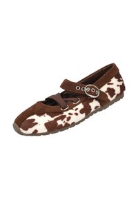 Zapatos de ante marrón y piel blanca que presentan un patrón de piel de vaca, con una correa marrón y detalle de hebilla, textura suave y suela plana.