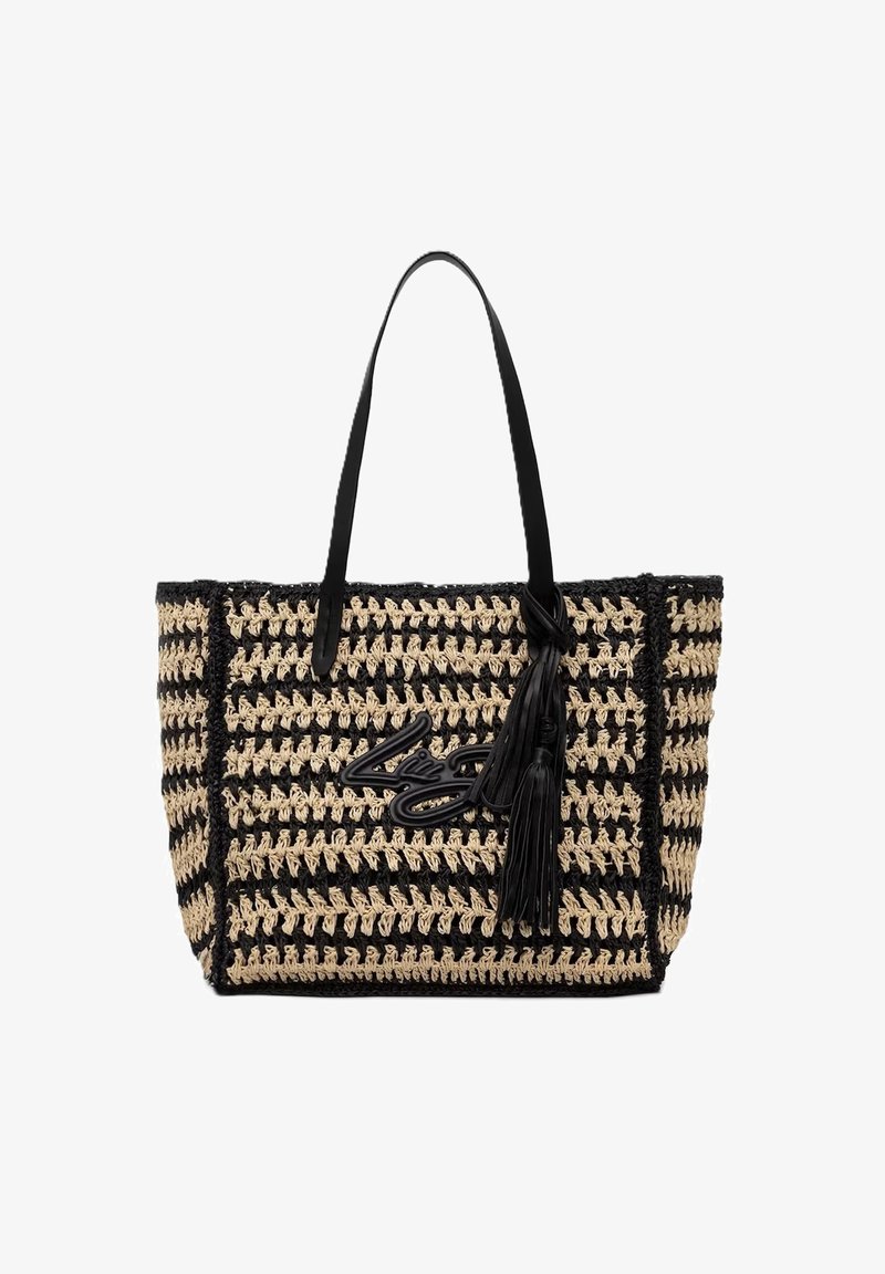 Sac cabas tissé noir et beige avec poignées en cuir, logo script sur le devant et détail de pompon en cuir suspendu.