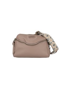 Bolso de piel beige con superficie texturizada, cierre con cremallera y una correa estampada con diseños geométricos en tonos neutros.