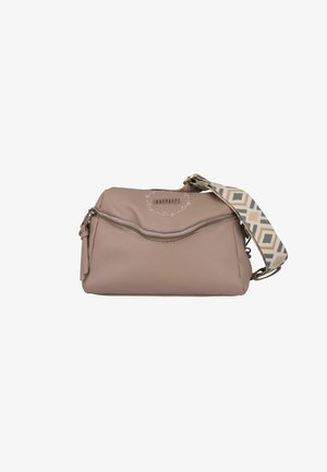 Bolso de piel beige con superficie texturizada, cierre con cremallera y una correa estampada con diseños geométricos en tonos neutros.