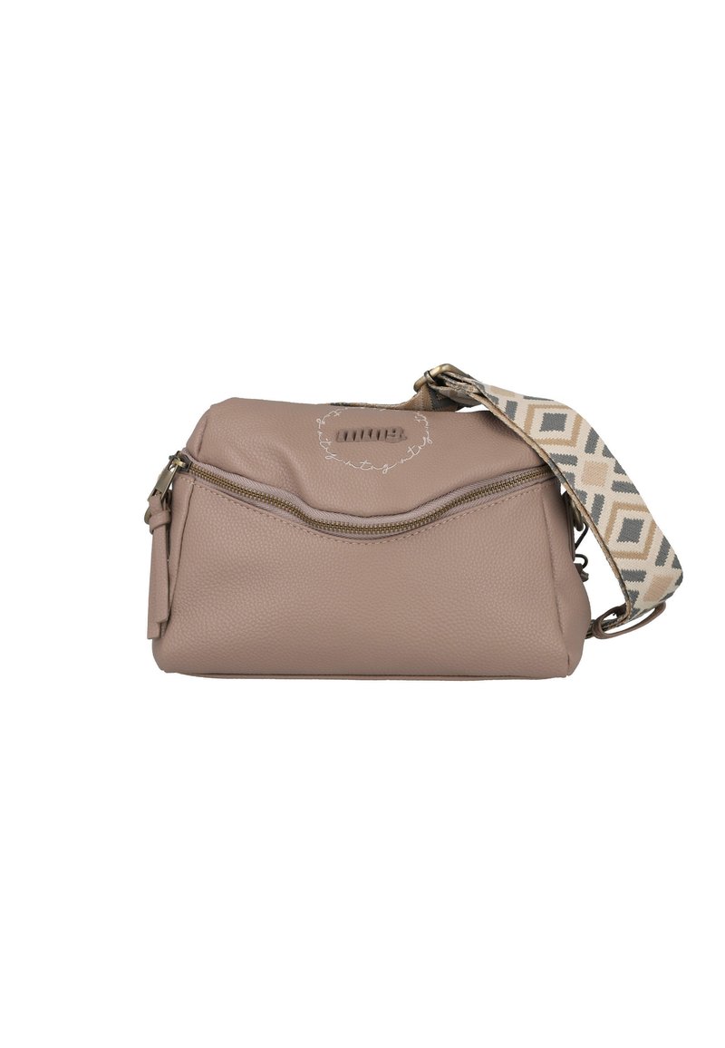 Bolso de piel beige con superficie texturizada, cierre con cremallera y una correa estampada con diseños geométricos en tonos neutros.