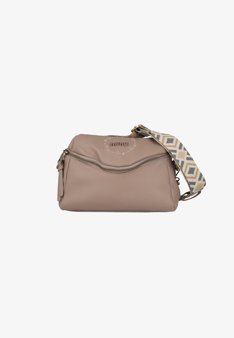 Bolso de piel beige con superficie texturizada, cierre con cremallera y una correa estampada con diseños geométricos en tonos neutros.