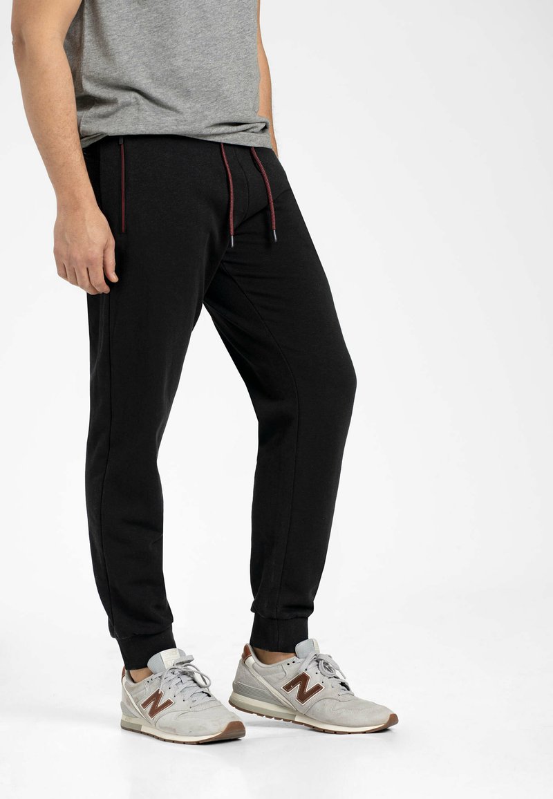 Herren Trainingsanzüge | Volcano NTERS Jogginghose black/schwarz - QP68282 Herren Trainingsanzüge | Volcano NTERS Jogginghose black/schwarz - QP68282