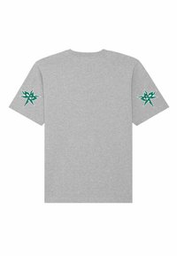 Grijs T-shirt met korte mouwen, voorzien van een groene sterafbeelding op elke mouw. Gemaakt van zacht materiaal met een klassiek ronde halsontwerp.
