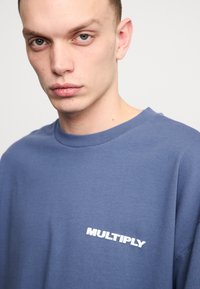 Multiply Apparel FONT  - Triko s potiskem - dark denim