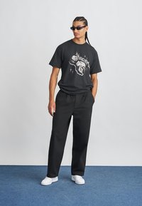 Volcom DEATH TRUCTION - Trükipildiga T-särk - black