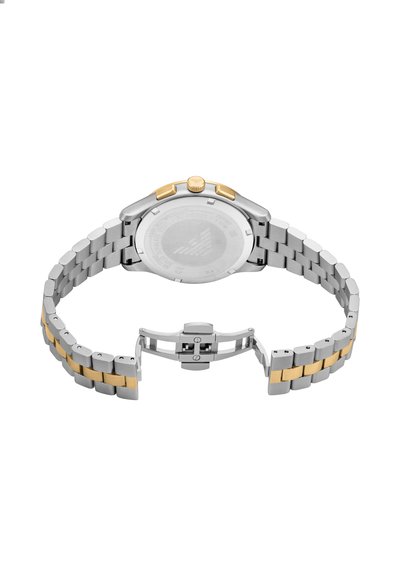Edelstahl-Armbanduhr mit goldenen Akzenten, offenem Verschluss und eingraviertem Logo auf der Rückseite des runden Gehäuses.