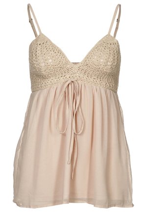 Szydełkowany top typu bralette z cienkimi ramiączkami, beżowego koloru, z lekkim, zwiewnym materiałem poniżej oraz wiązaniem z przodu. Teksturowana górna część i miękko opadający materiał.