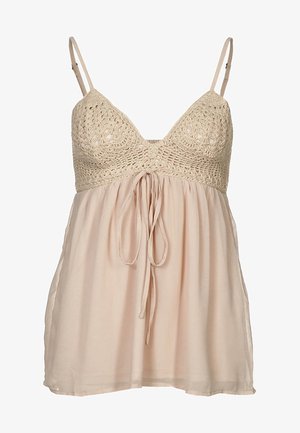 Szydełkowany top typu bralette z cienkimi ramiączkami, beżowego koloru, z lekkim, zwiewnym materiałem poniżej oraz wiązaniem z przodu. Teksturowana górna część i miękko opadający materiał.