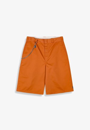 Oranje shorts van lichtgewicht stof, met een kettingaccent aan de linkerkant en een klassieke snit, voorzien van zijzakken en riemlussen.