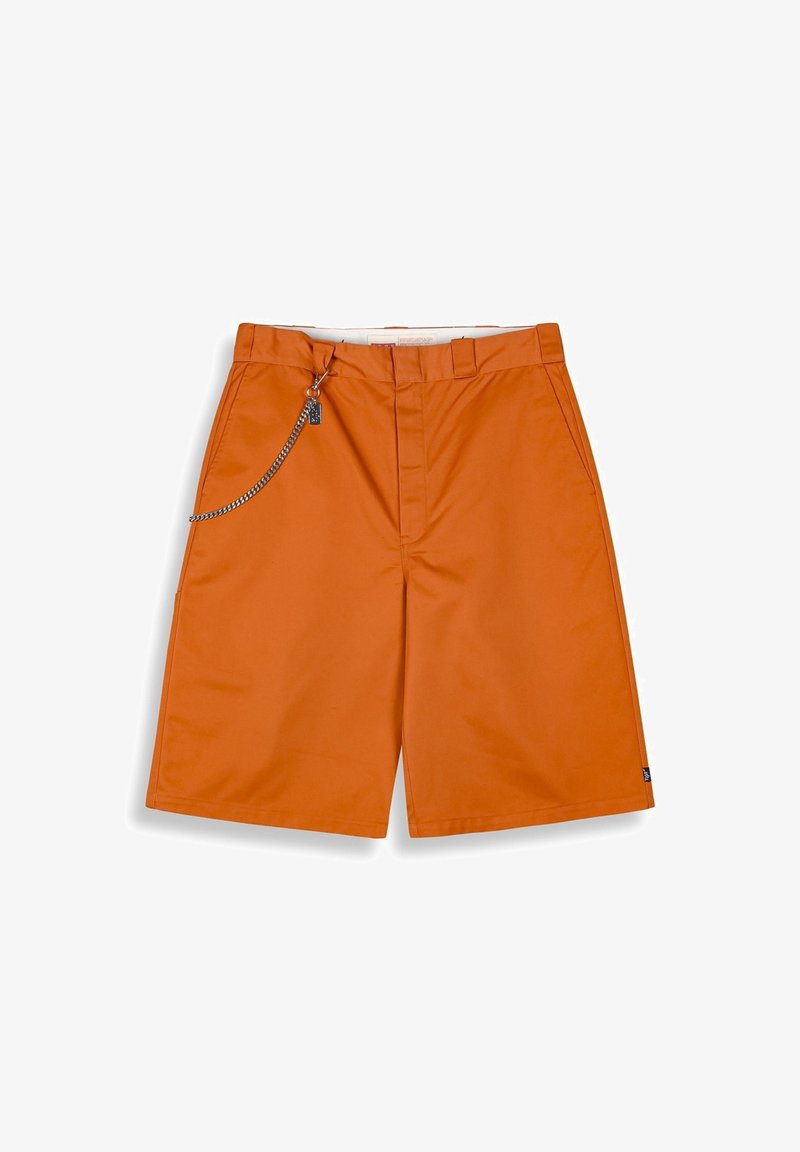 Pantalones cortos naranja hechos de una tela ligera, con un detalle de cadena en el lado izquierdo y un corte clásico, con bolsillos frontales y trabillas para cinturón.