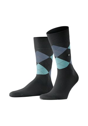 Une paire de chaussettes noires mi-mollet avec un motif argyle bleu et gris sur les mollets, présentée debout sur un fond blanc.