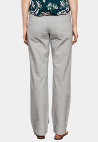 Pantalons large en lin gris clair avec une coupe décontractée. Comprend deux poches arrières et une texture subtile. Conviennent pour une tenue décontractée.